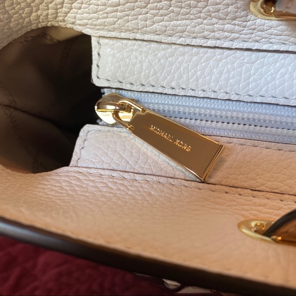 NEW! MK Bedford Medium Top Zip Pocket Leather Tote - Picture 6 of 12